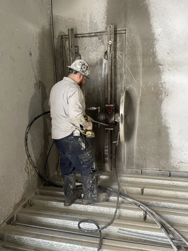 استخدام منشار ماسي لفتح وتوسيع الأبواب في الجدران الخرسانية بدقة عالية