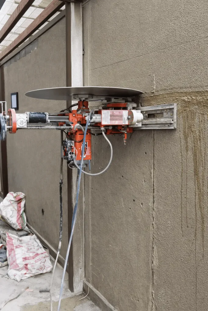 عملية قطع جدار خرساني باستخدام منشار كهربائي