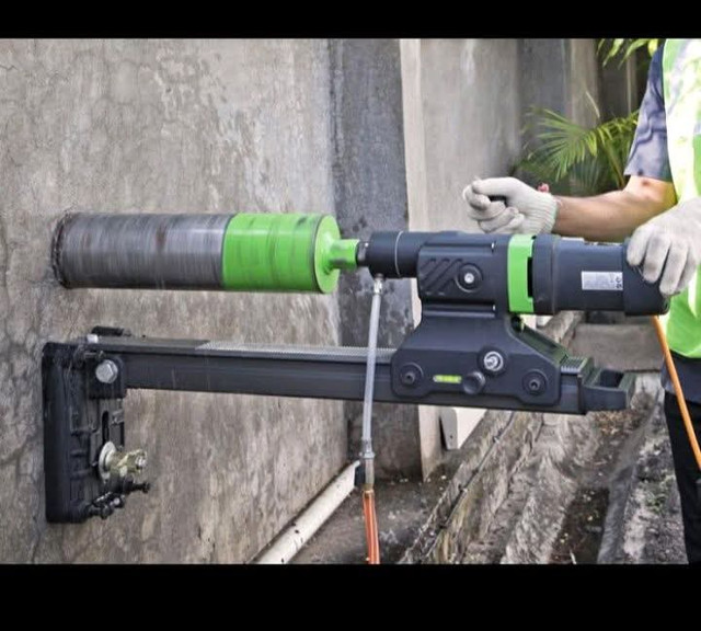 قص وتخريم الخرسانة باستخدام الكور في موقع العمل