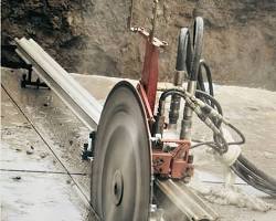 منشار كهربائي يقوم بقص سقف خرساني أثناء أعمال البناء مع حماية السلامة