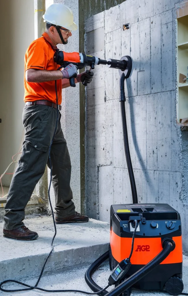 صورة توضح لالة التخريم أثناء عمل شق في الجدار.
مناسبة جدًا لأنها تعكس العمل بشكل مباشر.