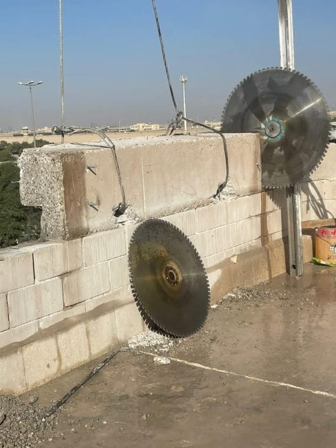 "عملية قص جدار خرساني باستخدام منشار الليزر الماسي لعمل فتحات أبواب ونوافذ بدقة وبدون اهتزاز"